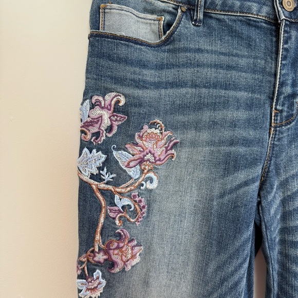 WHBM Straight Crop Jeans Size 10 Denim Floral Embroidered Cropped Raw Edge NWT - Picture 4 of 13